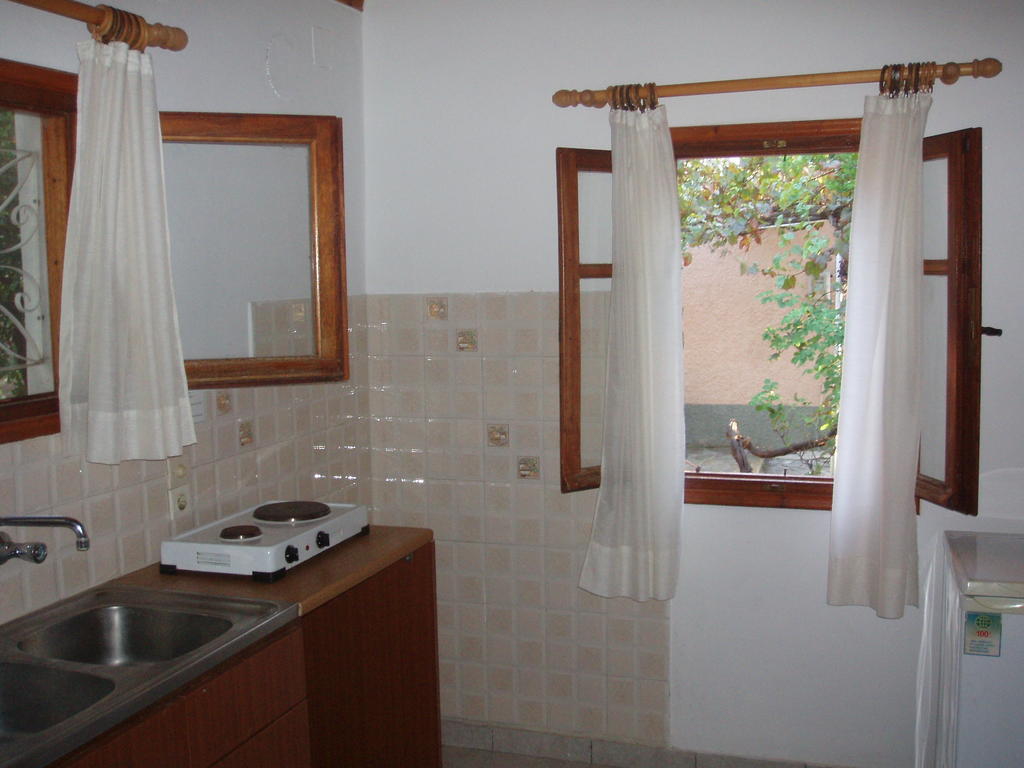 Eleni Studios & Apartments Митимна Номер фото