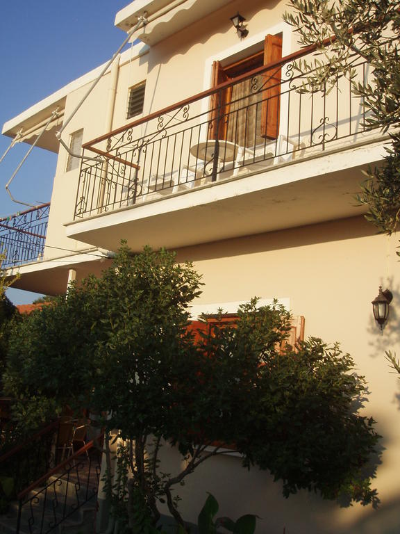 Eleni Studios & Apartments Митимна Номер фото