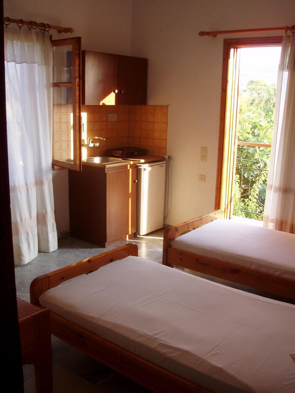 Eleni Studios & Apartments Митимна Номер фото
